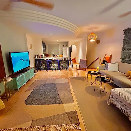 Roque-house أذيخي